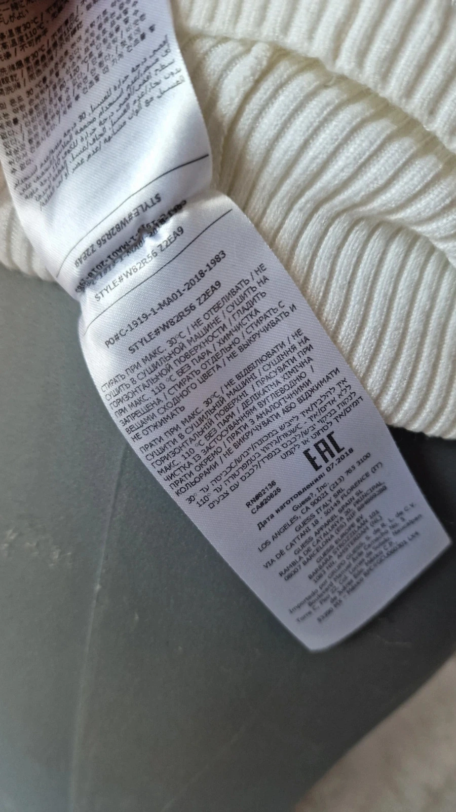 Suéter Guess blanco crema con hombros descubiertos mangas trenzadas T40 – photo 18